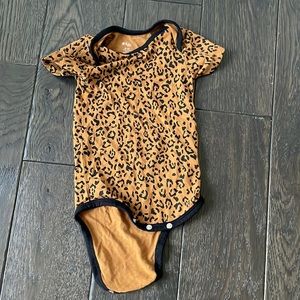 Small leopard kyte baby onesie 6-12 months- EUC